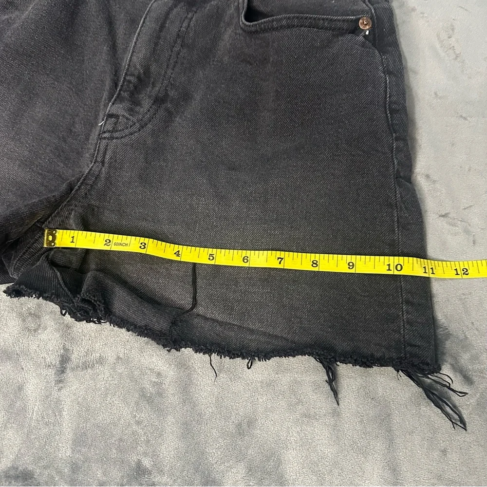EUC H&M Women’s Black Denim Cut Off Shorts Size 6 / 26in Waist (No Size Tag) - Picture 13 of 16